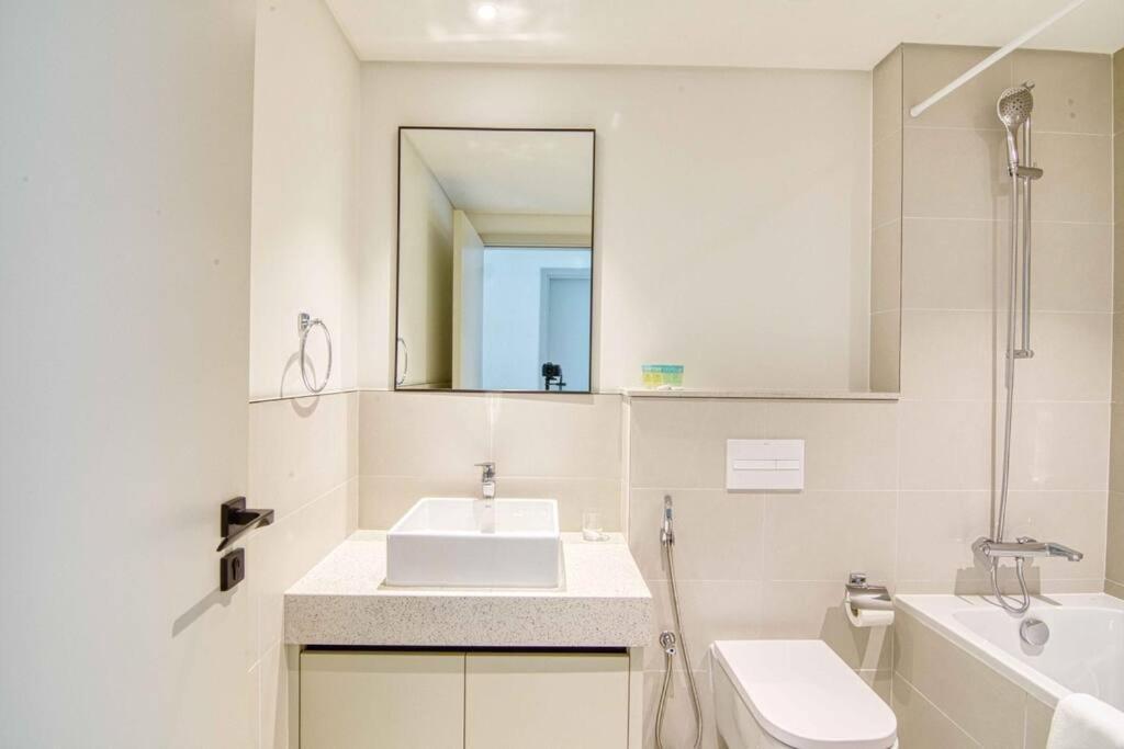New Spectacular 2br W/marina Views * Dubai