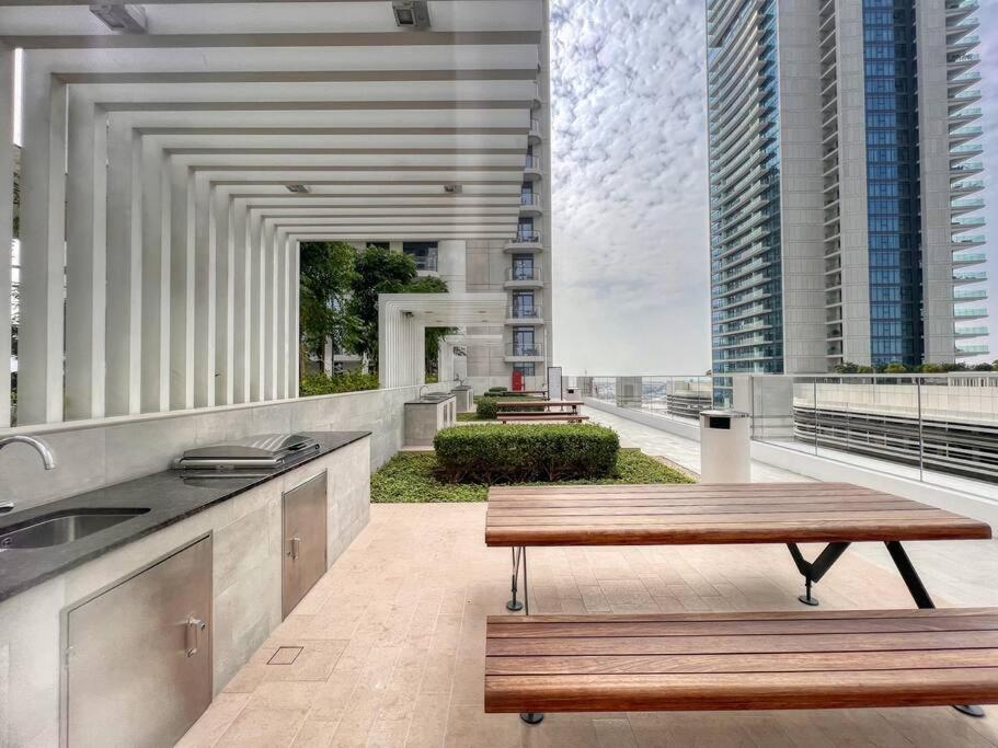 New Spectacular 2br W/marina Views * Dubai